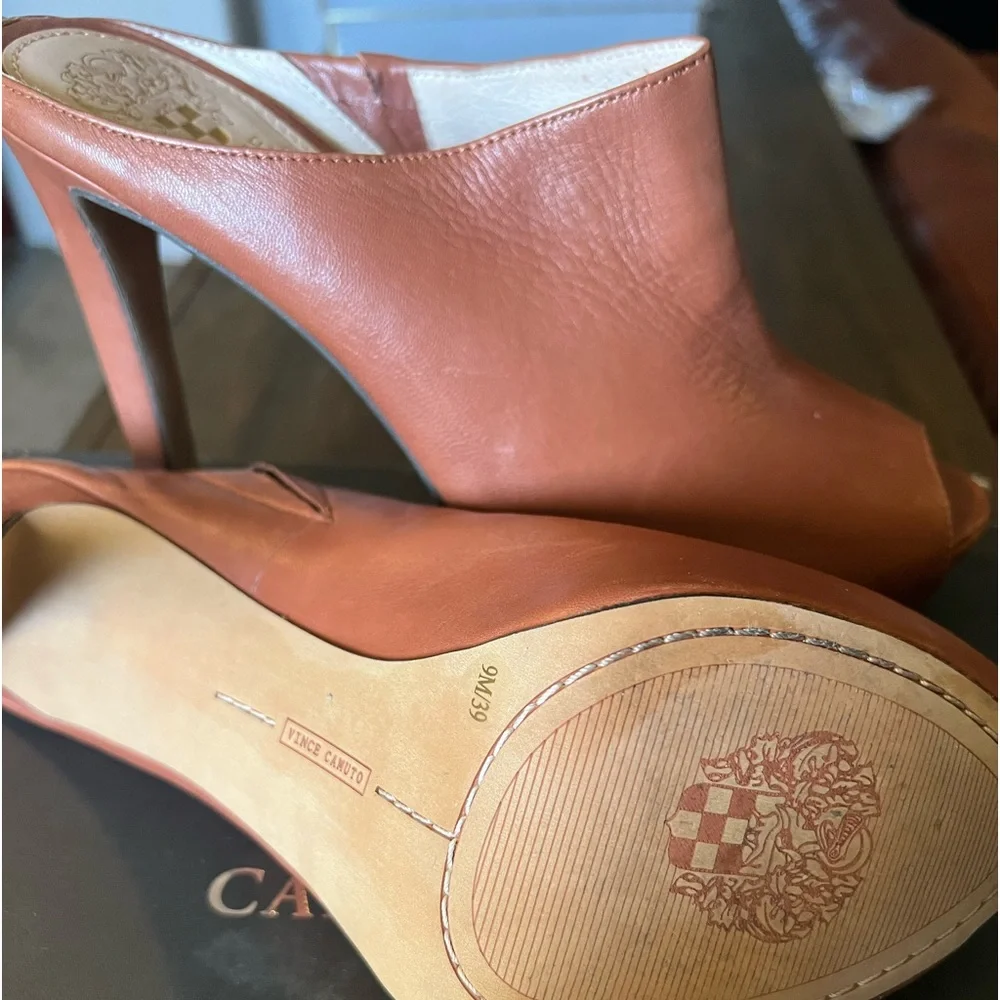 Vince Camuto 9M Saddle/Nappa 4” heal - Picture 2 of 5